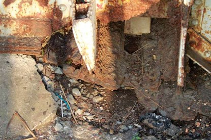 Khung thép gần trụ, đoạn giữa cầu bị bào mòn nghiêm trọng.