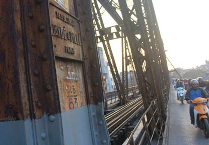 Mỗi ngày có hơn 40 lượt tàu hỏa và cả ngàn lượt xe máy lưu thông qua cầu. Không chỉ là một công trình giao thông quan trọng, cầu Long Biên còn là nơi lưu giữ ký ức chiến tranh, kỷ niệm của người dân Thủ đô. Năm 1972, cầu bị đánh bom, 6 nhịp cầu sập được thay thế bằng 17 dầm quân dụng.