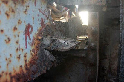  Cây cầu đã xuống cấp nghiêm trọng, nhiều dầm đỡ đã mục, gỉ sét.