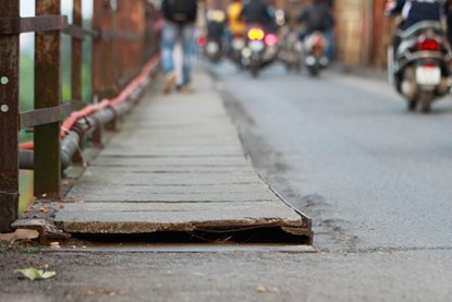 Bê tông phần đường dành cho người đi bộ khá mỏng, một số tấm bị nứt.