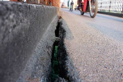 Đường dành cho xe máy xuất hiện ổ gà liên tiếp, nhiều đoạn nứt toác.