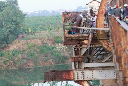 Năm 2005, cầu được gia cố với tổng kinh phí gần 100 tỷ đồng để đảm bảo an toàn giao thông đến năm 2010. Từ đó đến nay, cầu Long Biên chỉ được gia cố chắp vá từng phần.