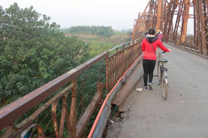 Lan can cầu nhiều đoạn đứt gãy, gia cố tạm bợ.