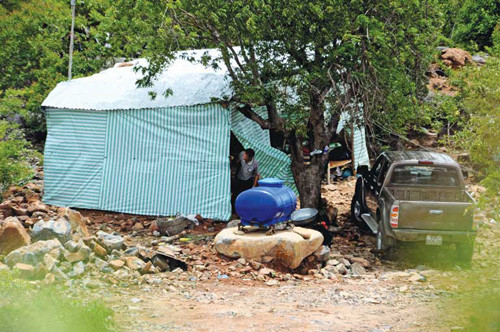 Trước khi việc thăm dò kho báu tại núi Tàu chính thức chấm dứt, từ tháng 10/2011 đến 31/12/2014, vùng núi này gần như trở thành cấm địa đối với người lạ, vì khoanh đất 2.400m2 quanh núi Tàu đã được các cơ quan chức năng tỉnh Bình Thuận cấp phép cho ông Trần Văn Tiệp tìm kho báu vàng.