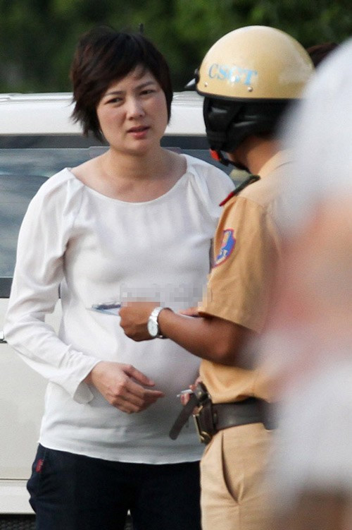 Thúy Vinh lùi lễ rước dâu vì chạm công an khi xe vượt đèn đỏ. Tháng 7/2012, khi đang trên đường đến chỗ make-up để chuẩn bị cho hôn lễ của mình, tài xế của Thúy Vinh đã vượt đèn đỏ khiến cô dâu phải dừng lại làm việc với công an. Đây là lý do khiến lễ rước dâu của cựu người mẫu phải lùi lại cả tiếng đồng hồ. Khoảng một tuần sau đó, vào tháng 8, do đang mang bầu khá to nên Thúy Vinh hạn chế lái xe mà để người bạn gái đi cùng cầm lái. Do vi phạm luật giao thông nên cảnh sát yêu cầu người bạn của Thúy Vinh dừng xe để xuất trình giấy tờ và giải trình khá lâu mới được đi tiếp.