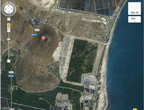 Bản đồ không ảnh về vị trí núi Tàu nằm giữa quốc lộ 1 và biển, đối diện nhà máy Vĩnh Hảo. Chiều dài khu vực thăm dò chừng một cây số và chiều rộng 20m hướng về phía biển.