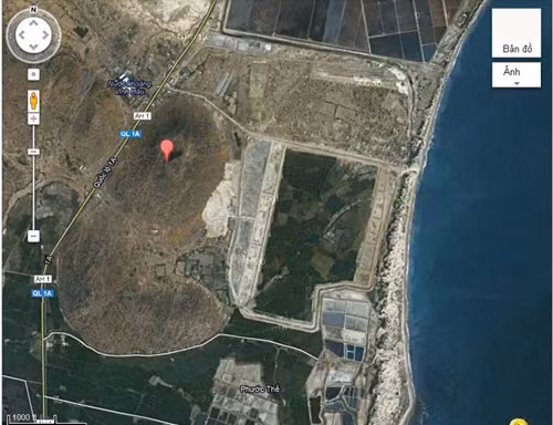 Bản đồ không ảnh về vị trí núi Tàu nằm giữa quốc lộ 1 và biển, đối diện nhà máy Vĩnh Hảo. Chiều dài khu vực thăm dò chừng một cây số và chiều rộng 20m hướng về phía biển.