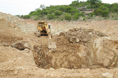 Tuy nhiên, từ ngày 1/1/2015, việc thăm dò kho báu núi Tàu đã chính thức chấm dứt, khép lại một "huyền thoại" gây nhiều tranh cãi. Cụ thể, Tổ giám sát việc tìm kiếm tài sản nghi bị chôn giấu trên núi Tàu vừa có báo cáo UBND tỉnh về việc hết hạn thời gian tìm kiếm sau một năm được cấp phép. Trong đó, tổ yêu cầu các hoạt động tìm kiếm phải chấm dứt, hoàn thổ lại địa hình tự nhiên của núi Tàu từ đầu năm 2015.