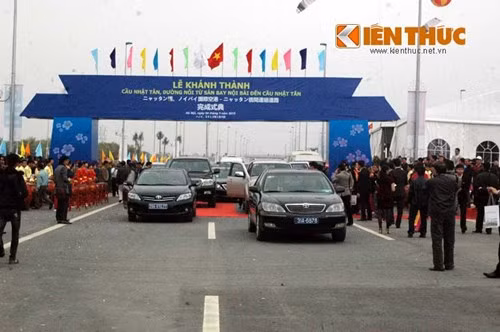 Cây cầu Nhật Tân là cây cầu lớn nhất Việt Nam bắc qua sông Hồng nối với sân bay Nội Bài, một trong số rất ít cầu dây văng liên tục nhiều nhịp trên thế giới. Dự án cầu và đường 2 đầu cầu có tổng mức đầu tư hơn 13.000 tỉ đồng. Tổng chiều dài của công trình là 8.930m, trong đó phần cầu chính dài 3.755 m với bề rộng mặt cầu 33,2m.