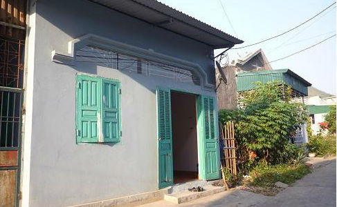 8. Chồng ôm mìn truy sát vợ, chết không nguyên xác. Chiều 31/12, trước cửa một căn nhà trong ngõ 35, tổ 3, khu 4, phường Quang Hanh (TP Cẩm Phả - Quảng Ninh), một tiếng nổ vang lên chói óc khiến người dân khu phố bàng hoàng. Họ chạy ra và phát hiện anh Nguyễn Ngọc X. (SN 1972) chết trong tình trạng thi thể không nguyên vẹn. Bên cạnh là vợ anh, chị Trần Thị Mai (SN 1978) mặt đầy máu, một cánh tay gãy nát, có dấu hiệu rối loạn tâm lý do hoảng sợ.