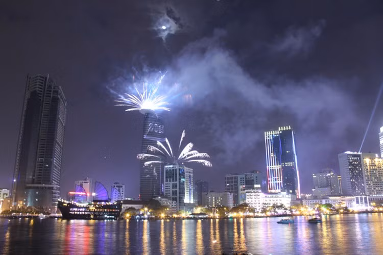 10. Pháo hoa giao thừa, ánh sáng laser rực trời đêm TP HCM. 0h ngày 1/1/2015, thời khắc chuyển giao giữa năm 2014 và 2015, bầu trời TP HCM rực sáng với những màn pháo hoa tuyệt đẹp chào đón năm mới.