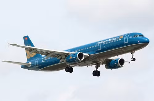 3. Máy bay Vietnam Airlines hạ cánh khẩn cấp tại Hong Kong. Chuyến bay VN350 của hãng Vietnam Airlines đang trên đường từ TP HCM đi Fukuoka (Nhật Bản) phải hạ cánh khẩn cấp ở Hong Kong lúc 4h10 sáng 4/1. Nguyên nhân ban đầu được xác định do trục trặc hệ thống thông khí. Tổng số khách trên chuyến bay là 184 khách và phi hành đoàn đã hạ cánh an toàn. Vietnam Airlines đã bố trí máy bay mới đưa khách đến Fukuoka cất cánh lúc 16h và hạ cánh ở Fukuoka lúc 20h30 (giờ địa phương) trong ngày 4/1.