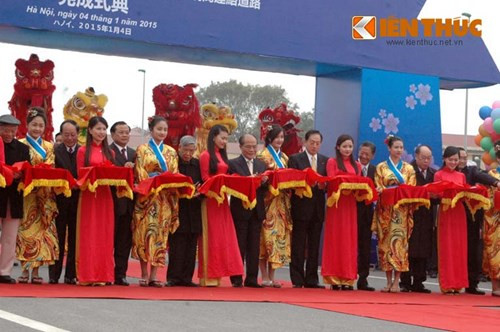 9. Khánh thành cầu Nhật Tân - cây cầu lớn nhất Việt Nam. 11h20 ngày 4/1, cây cầu Nhật Tân hiện đại nhất Việt Nam được chính thức cắt băng khánh thành trong niềm hân hoan của người dân Hà Nội, với sự có mặt của Chủ tịch Quốc hội Nguyễn Sinh Hùng, nguyên Tổng bí thư Lê Khả Phiêu, Phó Thủ tướng Hoàng Trung Hải, Bí thư thành ủy Hà Nội Phạm Quang Nghị. Phía Nhật Bản có ông Akihiro Ohta, Bộ trưởng Bộ đất đai cơ sở hạ tầng, giao thông và du lịch.