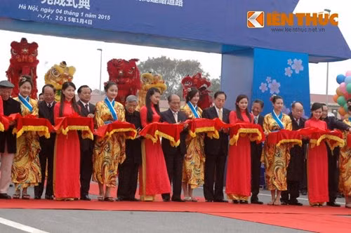 9. Khánh thành cầu Nhật Tân - cây cầu lớn nhất Việt Nam. 11h20 ngày 4/1, cây cầu Nhật Tân hiện đại nhất Việt Nam được chính thức cắt băng khánh thành trong niềm hân hoan của người dân Hà Nội, với sự có mặt của Chủ tịch Quốc hội Nguyễn Sinh Hùng, nguyên Tổng bí thư Lê Khả Phiêu, Phó Thủ tướng Hoàng Trung Hải, Bí thư thành ủy Hà Nội Phạm Quang Nghị. Phía Nhật Bản có ông Akihiro Ohta, Bộ trưởng Bộ đất đai cơ sở hạ tầng, giao thông và du lịch.