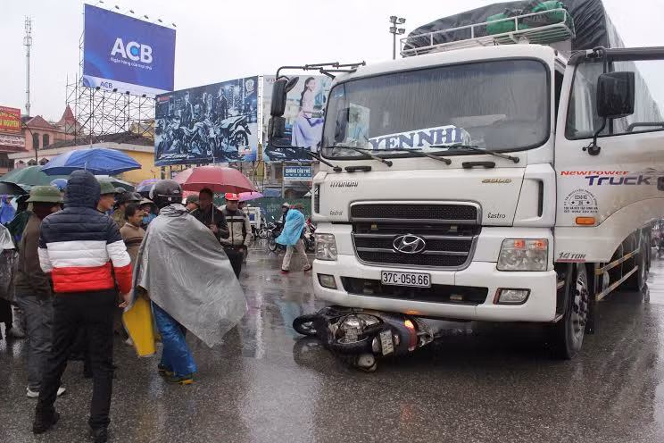 Xe tai dam xe may, 2 thieu nu tu vong