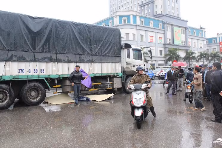 Xe tai dam xe may, 2 thieu nu tu vong-Hinh-2