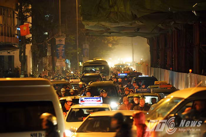 ‘Mỗi buổi chiều dắt xe ra về là lại phải khổ sở chen lấn từng cm với hàng ngàn người khác, tham gia giao thông mà chẳng khác nào cưỡi chiến mã xông ra trận.’ Anh N.X.M, nhân viên một công ty có trụ sở trên phố Hoàng Cầu chia sẻ.