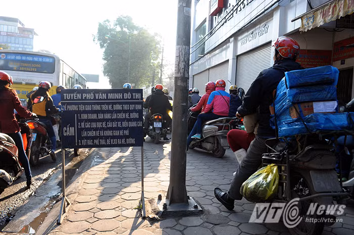 Tuy nhiên, ngay cả việc đi xe trên vỉa hè cũng không khiến những phương tiện lưu thông qua con đường này trong giờ cao điểm đi nhanh hơn. Anh L.V.C (Mai Dịch, Hà Nội) cho biết: ‘Tôi thường đi giao hàng qua tuyến đường Xuân Thủy – Cầu Giấy, có những ngày phải mất đến 25 - 30 phút mới vượt qua nổi một quãng đường dài 1,5km.