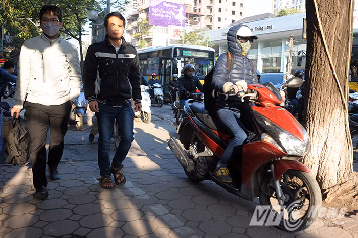 Chiều rộng mặt đường bị thu hẹp khiến cho các phương tiện chủ yếu là xe máy leo lên vỉa hè để lưu thông.