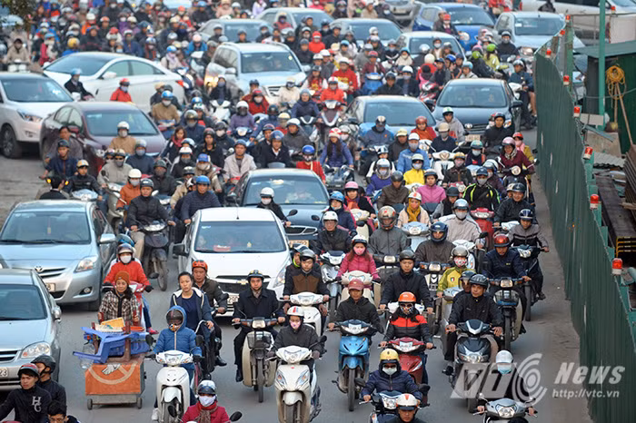 Tuyến đường Nguyễn Trãi - Hà Đông cũng xảy ra tình trạng ùn ứ do lòng đường bị rào chắn thu hẹp để phục vụ thi công công trình đường sắt đô thị.