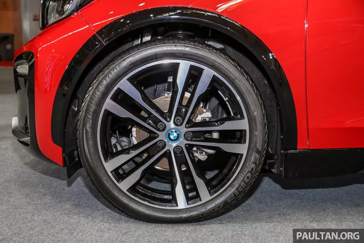 Về an toàn, i3s được trang bị gói an toàn Driving Assistant Plus bao gồm camera chiếu hậu, hệ thống điều khiển đậu xe (PDC - Park Distance Control), kiểm soát hành trình chủ động với chức năng Stop &amp; Go, cảnh báo tiền va chạm (Collision Warning), hỗ trợ cảnh báo người đi bộ (Pedestrian Warning Assistant) &amp; chức năng phanh trong thành phố City Function Braking,...