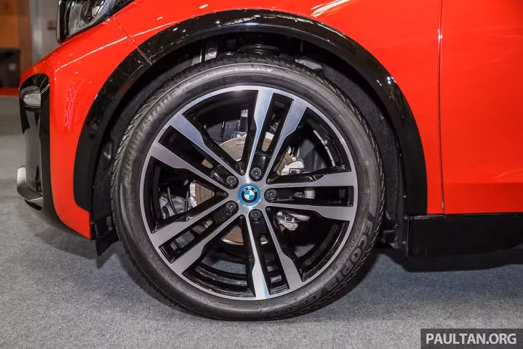 Về an toàn, i3s được trang bị gói an toàn Driving Assistant Plus bao gồm camera chiếu hậu, hệ thống điều khiển đậu xe (PDC - Park Distance Control), kiểm soát hành trình chủ động với chức năng Stop &amp; Go, cảnh báo tiền va chạm (Collision Warning), hỗ trợ cảnh báo người đi bộ (Pedestrian Warning Assistant) &amp; chức năng phanh trong thành phố City Function Braking,...