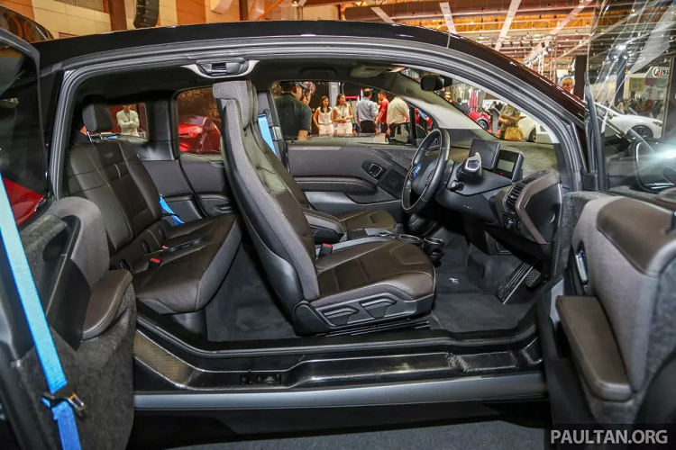 Ghế ngồi được bọc da tự nhiên Dark Truffle Vernasca kết hợp với vật liệu nỉ Carum Spice Grey, bảng táp-lô đa tầng được ốp gỗ sang trọng,...