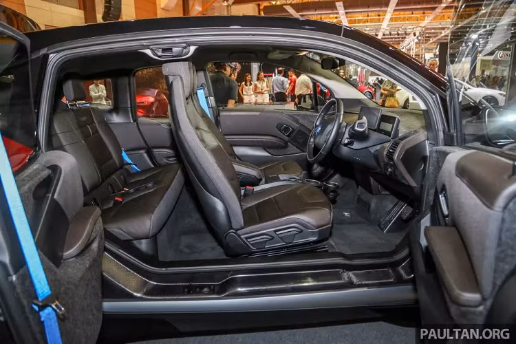 Ghế ngồi được bọc da tự nhiên Dark Truffle Vernasca kết hợp với vật liệu nỉ Carum Spice Grey, bảng táp-lô đa tầng được ốp gỗ sang trọng,...