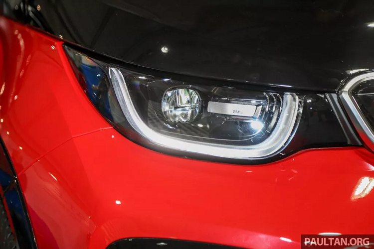 Về ngoại hình, BMW i3s 2019 mới sở hữu cản va mới và đèn pha hình dáng mới. Xe được trang bị tiêu chuẩn đèn pha LED đi cùng với bộ mâm 5 chấu kép BMW i 20 inch (431) với thông số lốp (175/55E20 trước và 195/50R20 sau). Ngoài hệ thống truyền động, hệ thống treo i3s sử dụng lò xo, giảm chấn, bên cạnh đó xe còn được trang bị thanh chống lật (thanh giằng) được phát triển đặc biệt cho xe.