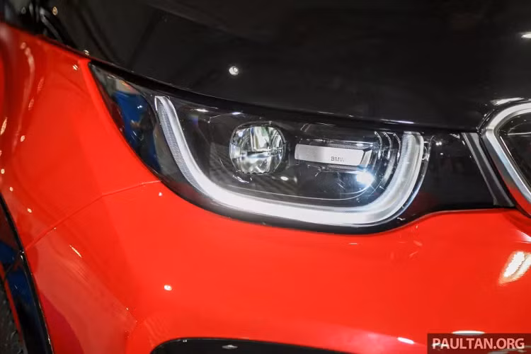 Về ngoại hình, BMW i3s 2019 mới sở hữu cản va mới và đèn pha hình dáng mới. Xe được trang bị tiêu chuẩn đèn pha LED đi cùng với bộ mâm 5 chấu kép BMW i 20 inch (431) với thông số lốp (175/55E20 trước và 195/50R20 sau). Ngoài hệ thống truyền động, hệ thống treo i3s sử dụng lò xo, giảm chấn, bên cạnh đó xe còn được trang bị thanh chống lật (thanh giằng) được phát triển đặc biệt cho xe.