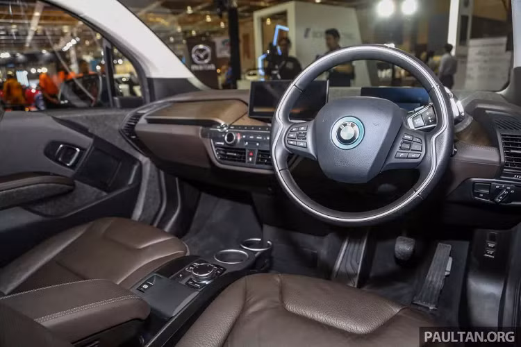 BMW i3s đi kèm với nhiều hệ thống như: cân bằng điện tử Dynamic Stability Control (DSC) được tối ưu hóa, hệ thống kiểm soát phanh khúc cua - Cornering Brake Control (CBC) và hệ thống kiểm soát lực phanh chủ động (Dynamic Brake Control).