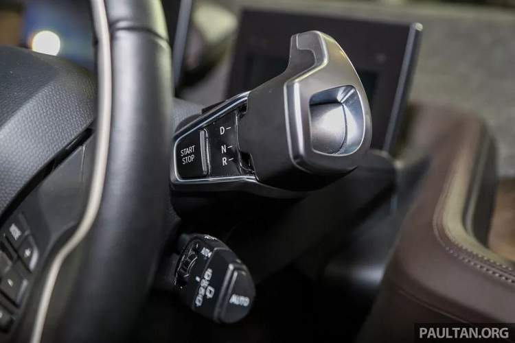 Cabin của i3s được trang bị rất nhiều công nghệ hiện đại bao gồm 2 màn hình hỗ trợ lái TFT LCD 5,7 + màn hình 10,25 inch ở điều khiển trung tâm được liên kết với hệ thống iDrive.