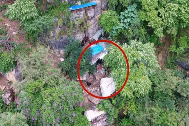 Tron truy na 17 nam van bi may bay khong nguoi lai tom song-Hinh-2