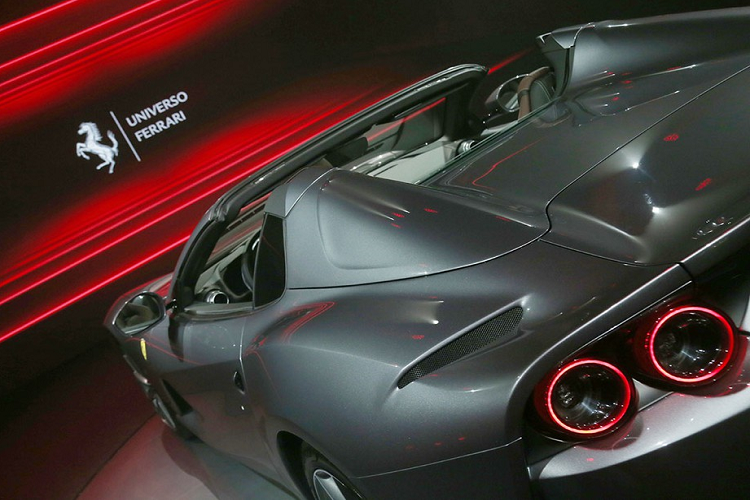 Chính vì vậy, chiếc xe có phần thân tương tự 812 Superfast và chỉ khác biệt lớn ở vòm mui. Tương tự như F8 Spider cũng lần đầu xuất hiện tại công chúng ở Frankfurt, 812 GTS được trang bị bộ mui cứng có khả năng mở ra chỉ trong 14 giây ở tốc độ từ 45km/h trở xuống.