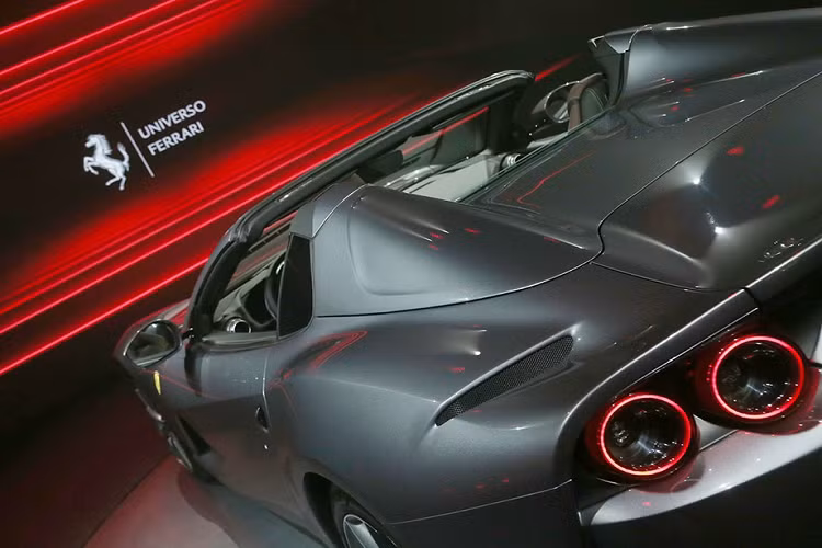 Chính vì vậy, chiếc xe có phần thân tương tự 812 Superfast và chỉ khác biệt lớn ở vòm mui. Tương tự như F8 Spider cũng lần đầu xuất hiện tại công chúng ở Frankfurt, 812 GTS được trang bị bộ mui cứng có khả năng mở ra chỉ trong 14 giây ở tốc độ từ 45km/h trở xuống.