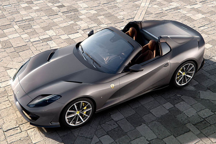 Về động cơ, 812 GTS vẫn tiếp tục chia sẻ chung động cơ V12 6.5 nạp khí tự nhiên với công suất 800 mã lực tại 8.500v/ph và mô-men xoắn 718Nm tại 7.000v/ph, kết hợp với hộp số ly hợp kép 7 cấp và dẫn động cầu sau.