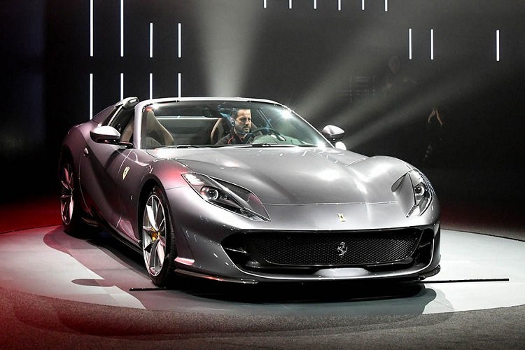 Được ra mắt toàn cầu tại một sự kiện đặc biệt cho khách VIP, trước khi ra mắt công chúng tại triển lãm Frankfurt 2019, về cơ bản Ferrari 812 GTS chính là phiên bản mui trần của mẫu siêu GT 812 Superfast đã xuất hiện từ năm 2017.