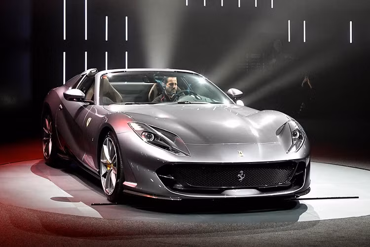 Được ra mắt toàn cầu tại một sự kiện đặc biệt cho khách VIP, trước khi ra mắt công chúng tại triển lãm Frankfurt 2019, về cơ bản Ferrari 812 GTS chính là phiên bản mui trần của mẫu siêu GT 812 Superfast đã xuất hiện từ năm 2017.