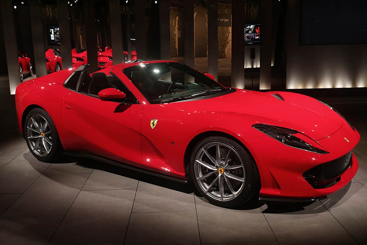 Giống như mọi chiếc xe mui trần khác, việc loại bỏ mui cứng trên 812 Superfast đồng nghĩa với việc Ferrari phải gia cường lại chassis của 812 GTS, khiến nó nặng hơn 75kg so với người anh em coupe của mình.