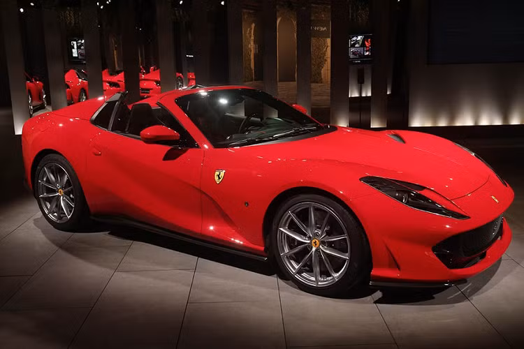 Giống như mọi chiếc xe mui trần khác, việc loại bỏ mui cứng trên 812 Superfast đồng nghĩa với việc Ferrari phải gia cường lại chassis của 812 GTS, khiến nó nặng hơn 75kg so với người anh em coupe của mình.