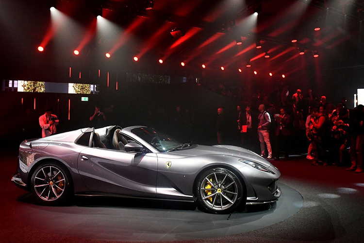 Phải lùi về tận nửa Thế kỷ trước mới có một chiếc Ferrari mui trần V12 động cơ đặt trước như 812 GTS - đó chính là chiếc 365 GTS4 Daytona Spider 1969.