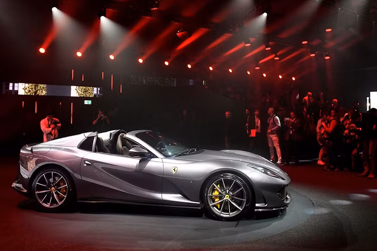 Phải lùi về tận nửa Thế kỷ trước mới có một chiếc Ferrari mui trần V12 động cơ đặt trước như 812 GTS - đó chính là chiếc 365 GTS4 Daytona Spider 1969.