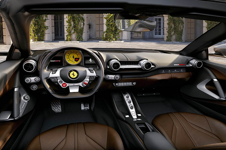 Cơ cấu đóng mở mui kiểu bản lề xoay của 812 GTS khá giống với chiếc 575 Superamerica trước đây, chỉ có điều phức tạp hơn khi mui được tách làm hai phần. Bù lại, phần mui này sẽ không bị bẩn do có nắp che riêng thay vì nằm lộ thiên.