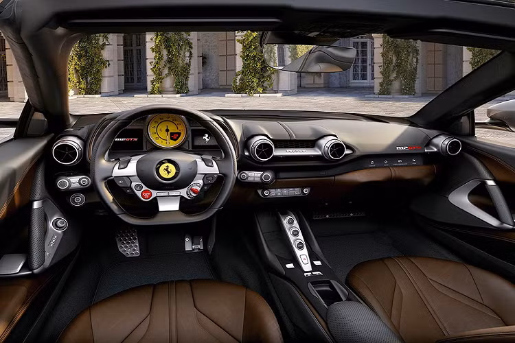 Cơ cấu đóng mở mui kiểu bản lề xoay của 812 GTS khá giống với chiếc 575 Superamerica trước đây, chỉ có điều phức tạp hơn khi mui được tách làm hai phần. Bù lại, phần mui này sẽ không bị bẩn do có nắp che riêng thay vì nằm lộ thiên.