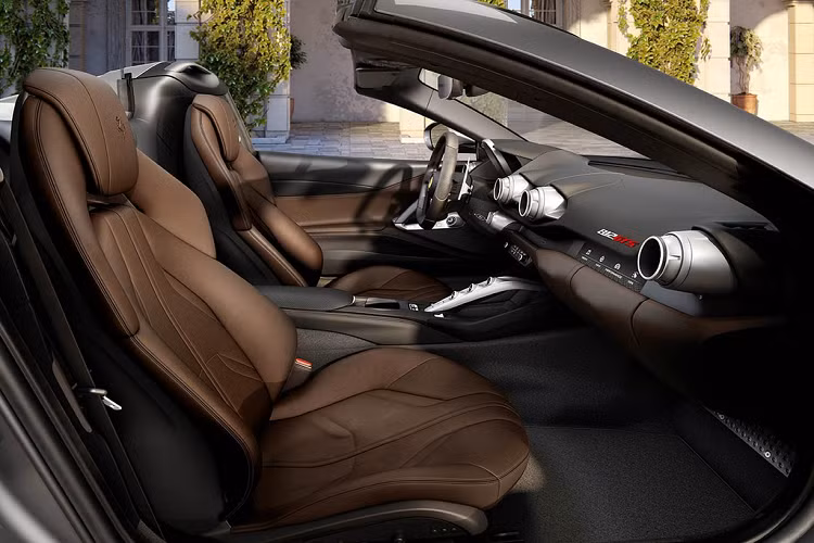 Một điểm đặc biệt của chiếc xe đó là tấm kính chắn gió cao có khả năng đóng mở bằng điện, giúp 2 người ngồi trong xe có thể tận hưởng âm thanh ấn tượng từ động cơ V12 mà không bị khó chịu bởi tiếng hú của gió.