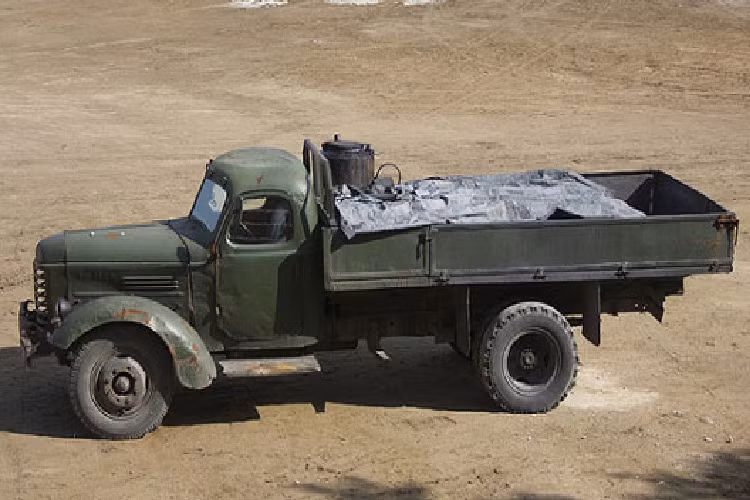 Cũng vì khả năng sinh công thấp của gỗ nên tốc độ của xe không cao. Điều phức tạp nữa là sau một quãng đường dài, tài xế lại phải dùng xẻng để xúc tro thải trong buồng đốt ra, làm vệ sinh các bộ lọc… Một trong những nhược điểm nữa là trong quá trình hoạt động, khí Cacbon monoxit (CO) có thể bị rò rỉ và gây nguy hiểm cho tài xế và hành khách trên xe, cũng như khói bụi bám đầy người.