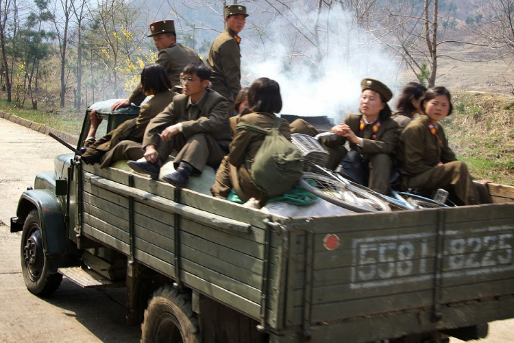 Hình ảnh một xe quân sự chạy bằng than củi tại Triều Tiên. Đây là loại xe xuất hiện từ những năm 1920 với phát minh của Georges Imbert, một kỹ sư người Đức sáng chế ra loại động cơ chạy bằng củi.