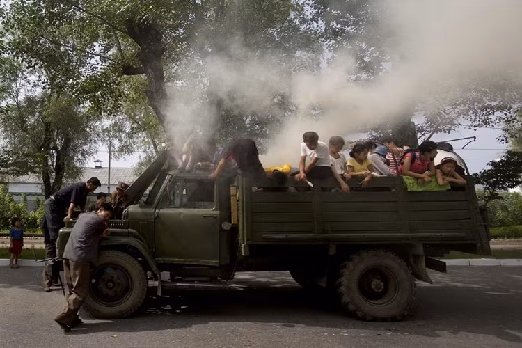 Ưu điểm lớn nhất của loại động cơ đốt củi chính là nguồn nguyên liệu sẵn có trong tự nhiên, giá rẻ. Tuy nhiên, công suất do khí sinh ra từ lò đốt không cao (khoảng 5,7 MJ/kg so với xăng là 44 MJ/kg) nên cần những chiếc lò lớn trên xe. Vì thế, xe chạy bằng than củi phần lớn là ôtô tải.