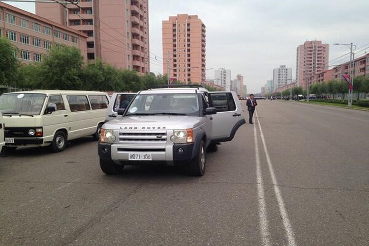 Tuy nhiên, xe sang ở Bình Nhưỡng giờ đây cũng không còn hiếm gặp. Ưu điểm lớn nhất của loại động cơ đốt củi chính là nguồn nguyên liệu sẵn có trong tự nhiên, giá rẻ. Tuy nhiên, công suất do khí sinh ra từ lò đốt không cao (khoảng 5,7 MJ/kg so với xăng là 44 MJ/kg) nên cần những chiếc lò lớn trên xe. Vì thế, xe chạy bằng than củi phần lớn là xe tải.