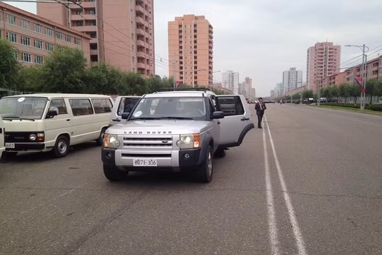 Tuy nhiên, xe sang ở Bình Nhưỡng giờ đây cũng không còn hiếm gặp. Ưu điểm lớn nhất của loại động cơ đốt củi chính là nguồn nguyên liệu sẵn có trong tự nhiên, giá rẻ. Tuy nhiên, công suất do khí sinh ra từ lò đốt không cao (khoảng 5,7 MJ/kg so với xăng là 44 MJ/kg) nên cần những chiếc lò lớn trên xe. Vì thế, xe chạy bằng than củi phần lớn là xe tải.